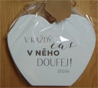 Dekorativní srdce s dřeva na postaveni s biblickým veršem.